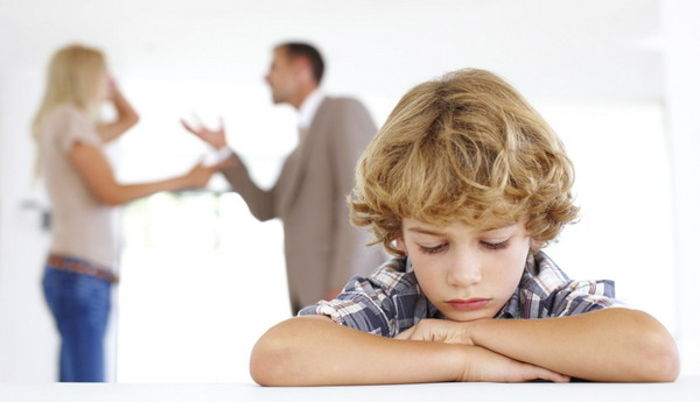 FARKLI ANNE-BABA TUTUMLARI VE BU TUTUMLARIN ÇOCUKLARA OLAN ETKİSİ