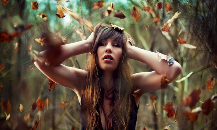 SONBAHAR DEPRESYONU EN ÇOK KADINLARI SEVİYOR